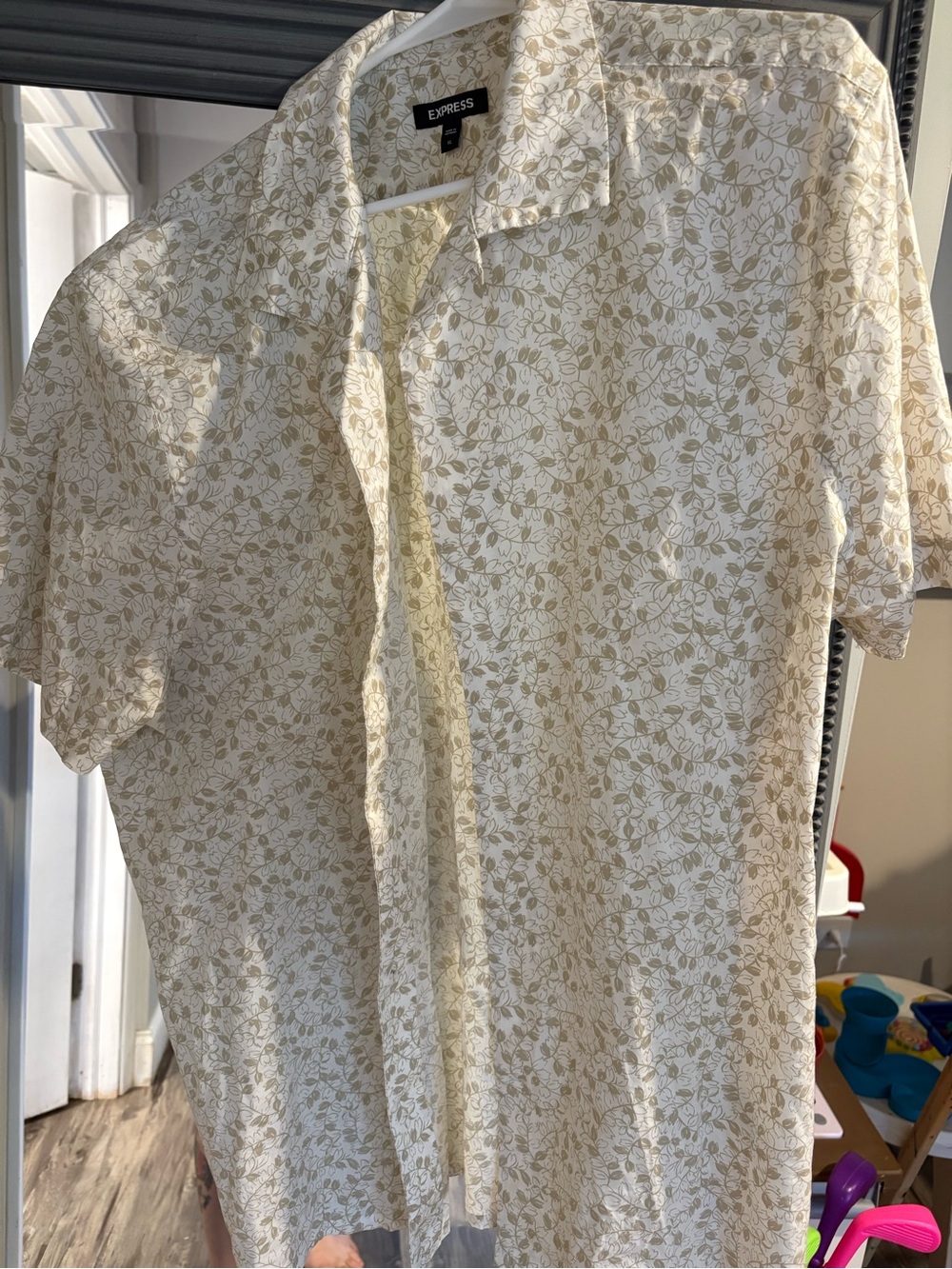 Express Short Sleeve Button-Up Shirt - Cream with Light Beige Leaf Print